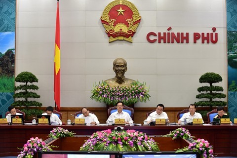 PM chairs online government meeting - ảnh 1